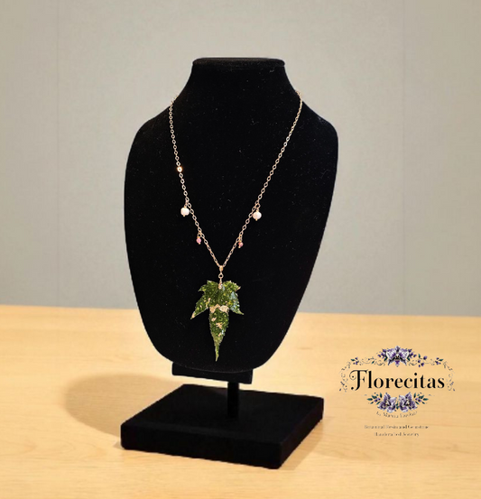 ARELIS LEAF NECKLACE