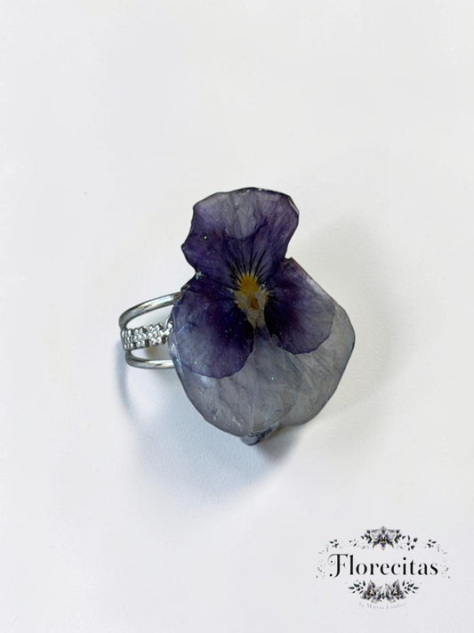 Light Purple Pansy Ring with Detailed Silver Band